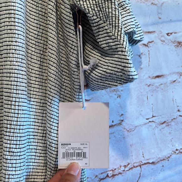 NWT Lauren Conrad flutter short sleeve stripe pullover blouse scoop neck keyhole - Picture 4 of 8